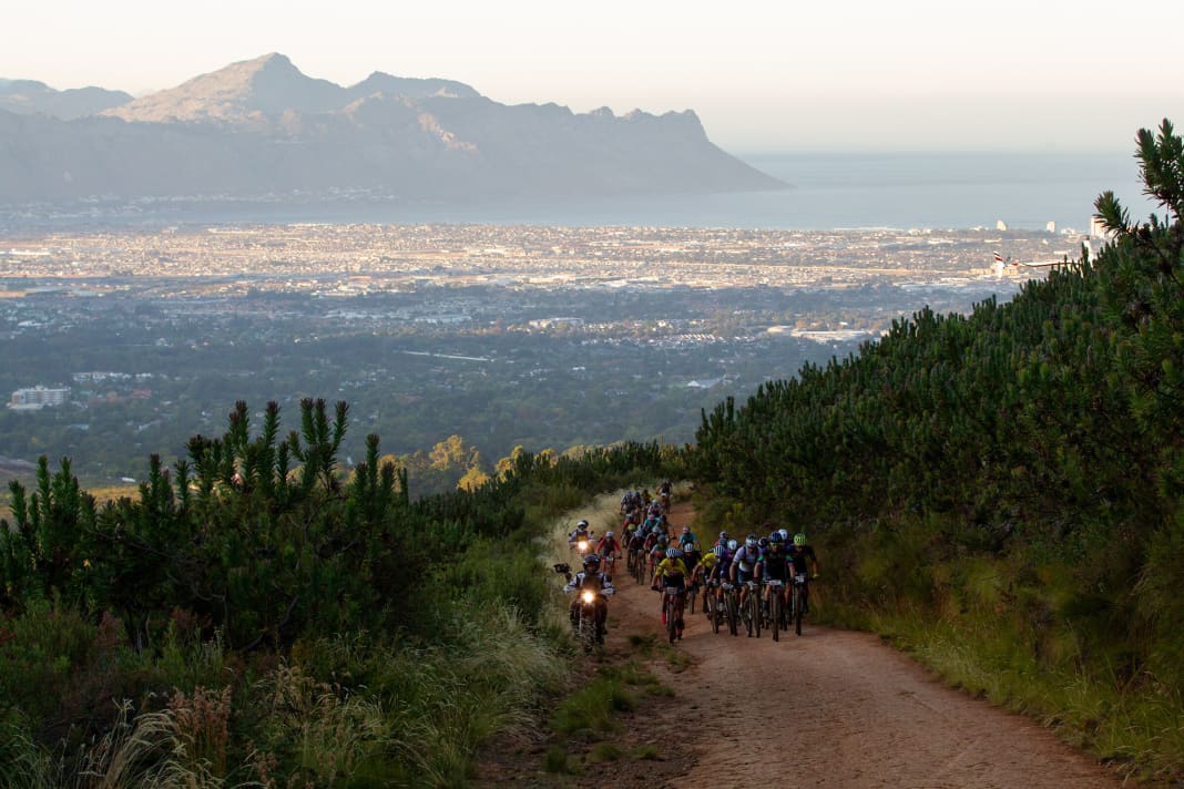 To escape the heat, at least partially, the participants start at dawn. This makes the brutal climbs a little more bearable and the pictures (here: view of Lourensford Wine Estate) even more epic.