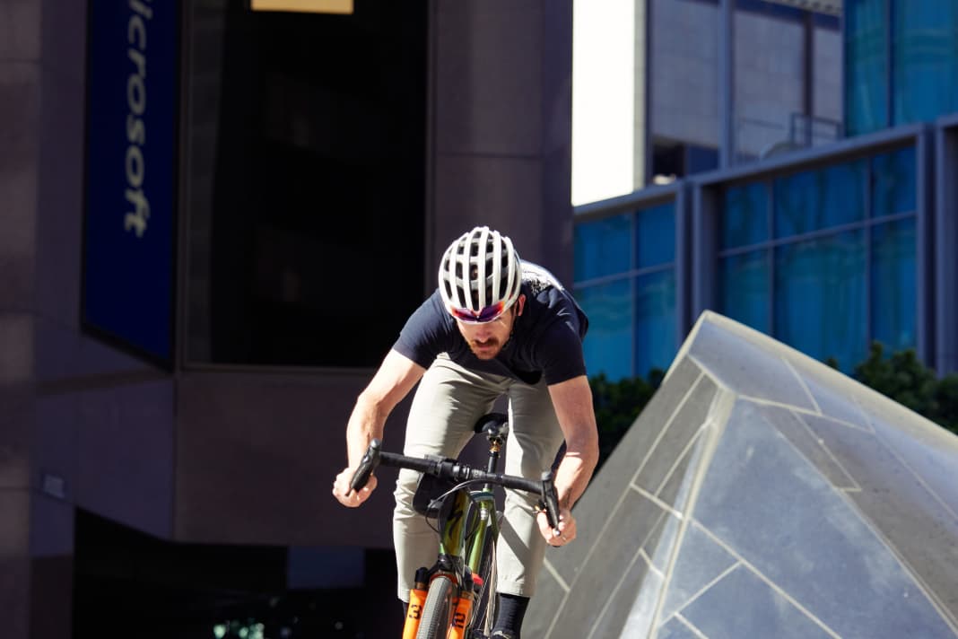 The gravel suspension fork is even designed to defuse steps.