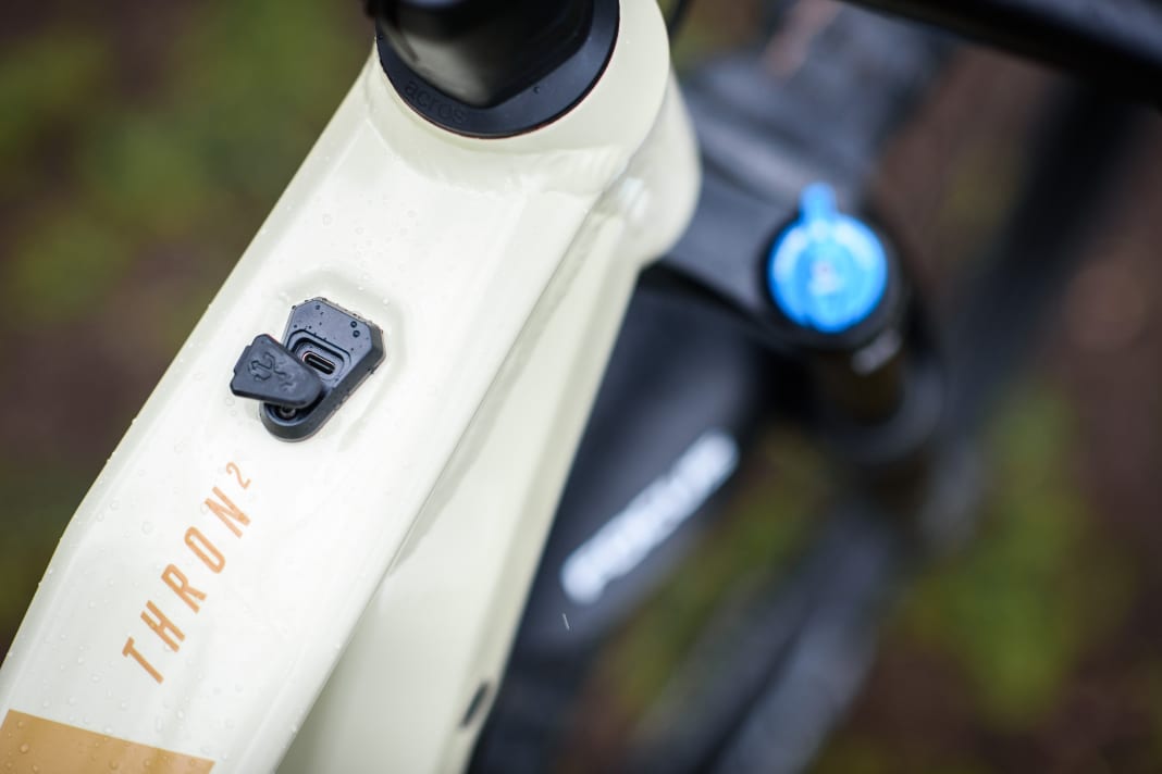 GPS devices or smartphones can be powered directly via the USB charging port on the top tube.