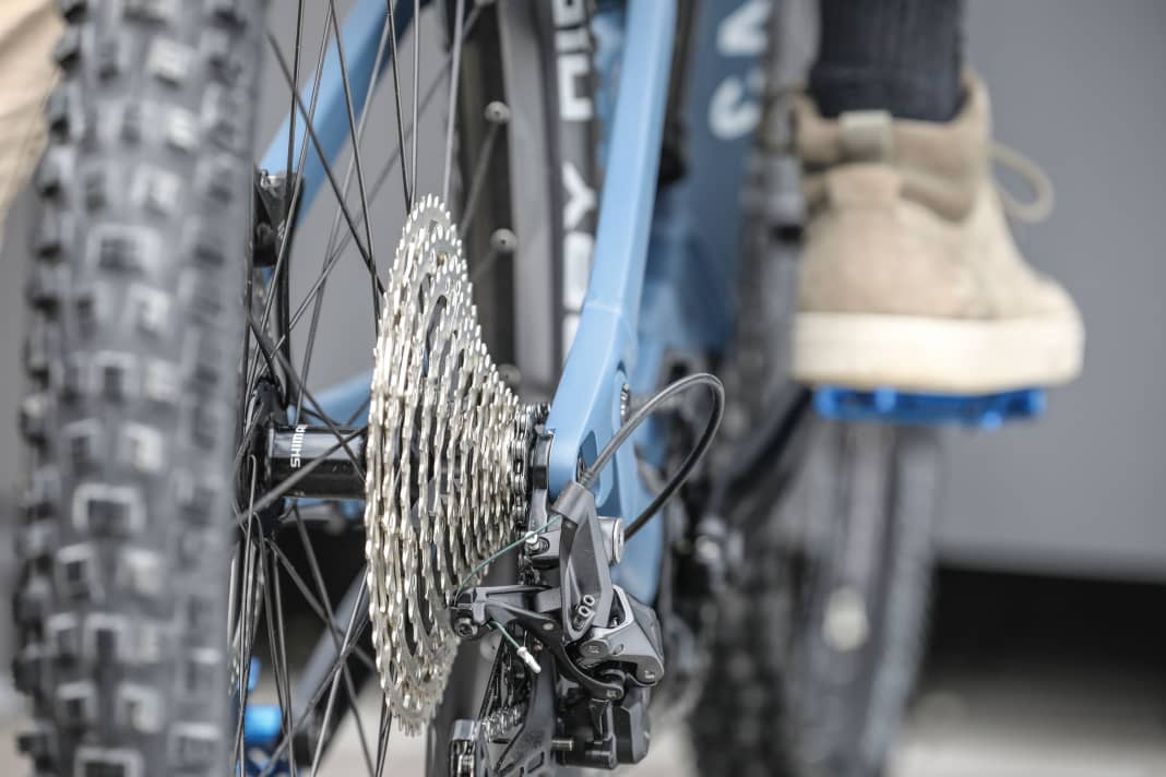 Absolutes No-Go: Anfahren in schweren Gängen und bei maximaler Unterstützungsstufe. Denn gerade bei niedriger Trittfrequenz reißt der Motor mit brachialem Drehmoment an wenigen Zähnchen. Bei vollem Kettenschräglauf.