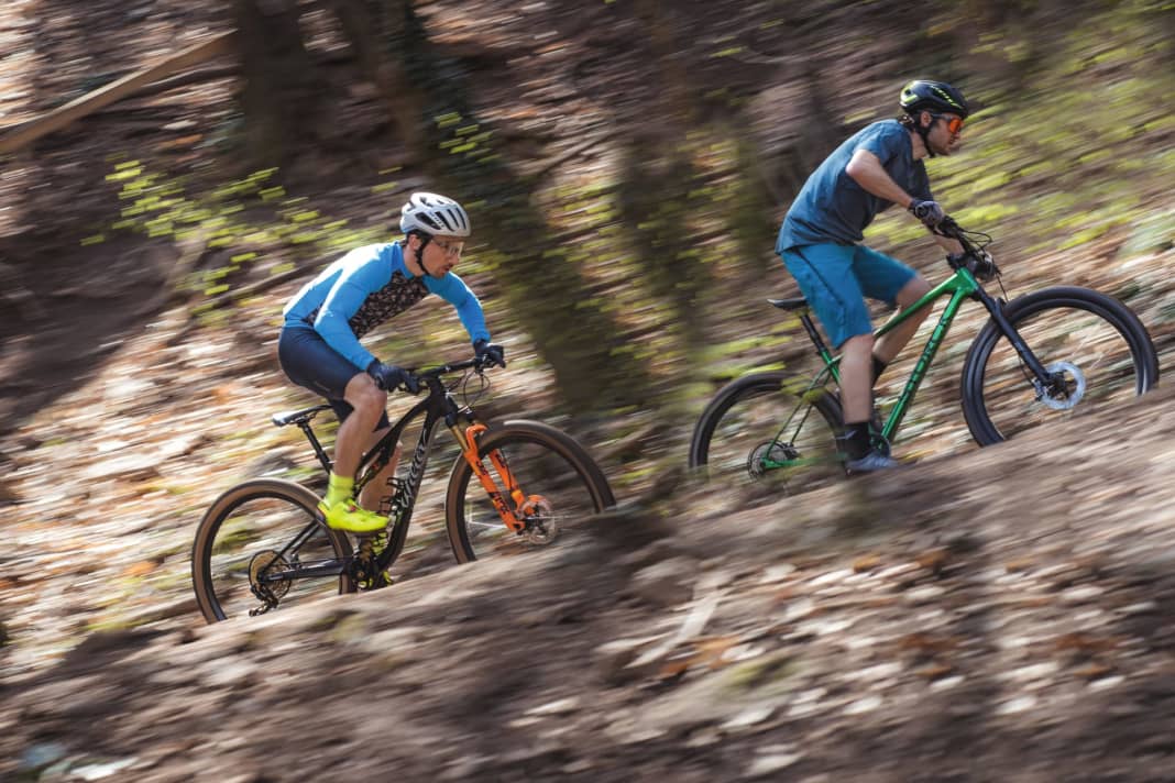 Hardtail, race bike or would you prefer a down-country bike? This question still separates many a speed-hungry rider from their dream bike for the racetrack or the home circuit. Nine bikes from three categories are compared to provide clarity.