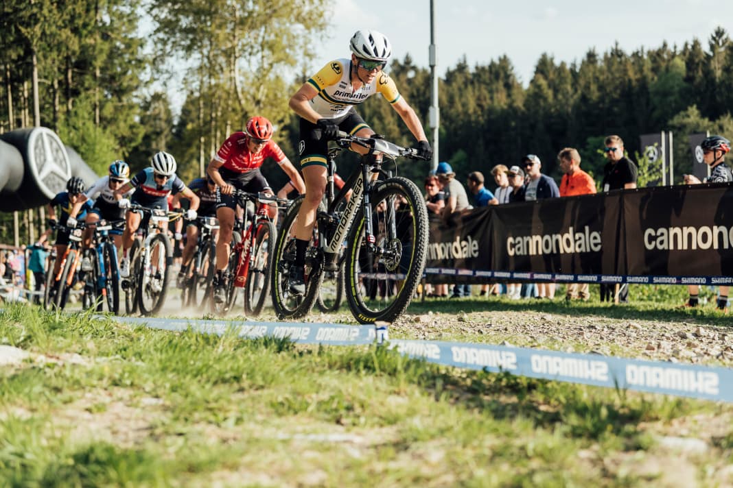 Rebecca McConnell (AUS) left nothing to chance. She led the entire XCO race and won with a gap of 40 seconds to the runner-up.