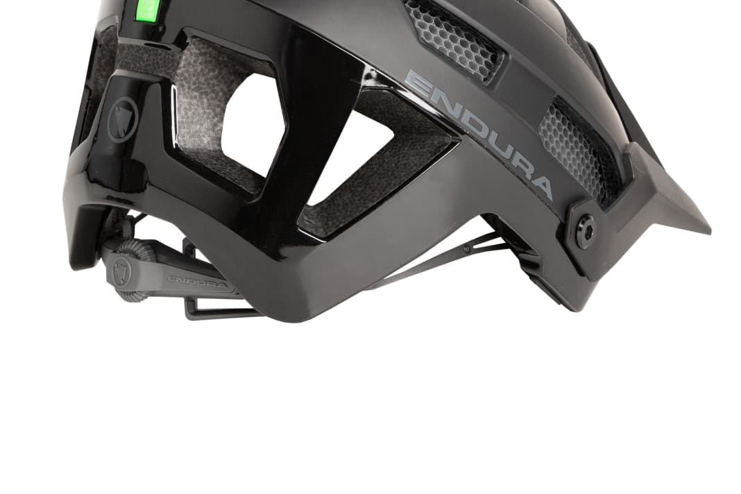 Die tief nach unten gezogene Rückseite soll den Hinterkopf zusätzlich schützen.