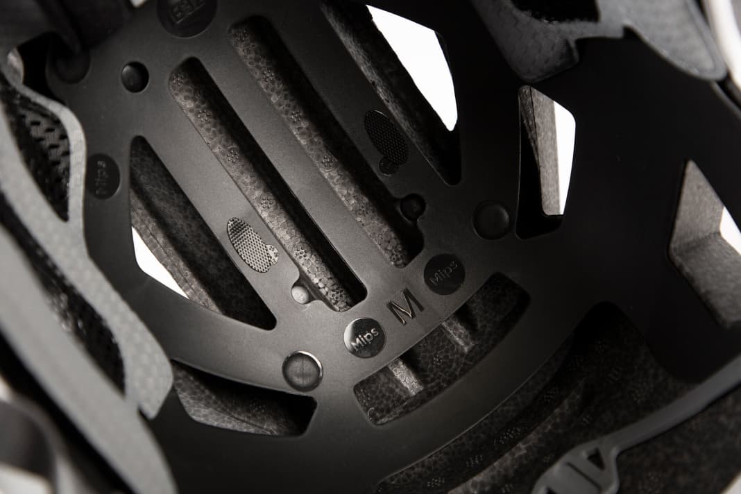 Die schwarze Plastikeinlage (Mips) soll bei einem Sturz den Kopf vor gefährlichen Rotationskräften schützen.