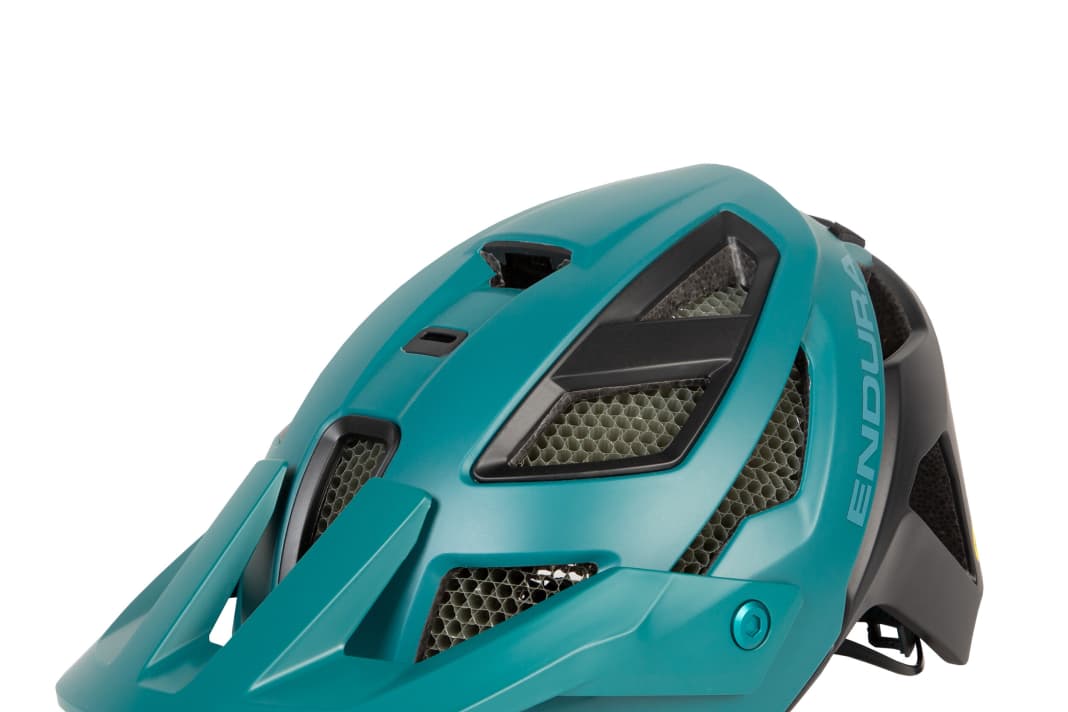 Im Vergleich zum Vorgänger kommt das neue Modell mit größerem Visier und dem Rotationsschutz Mips.