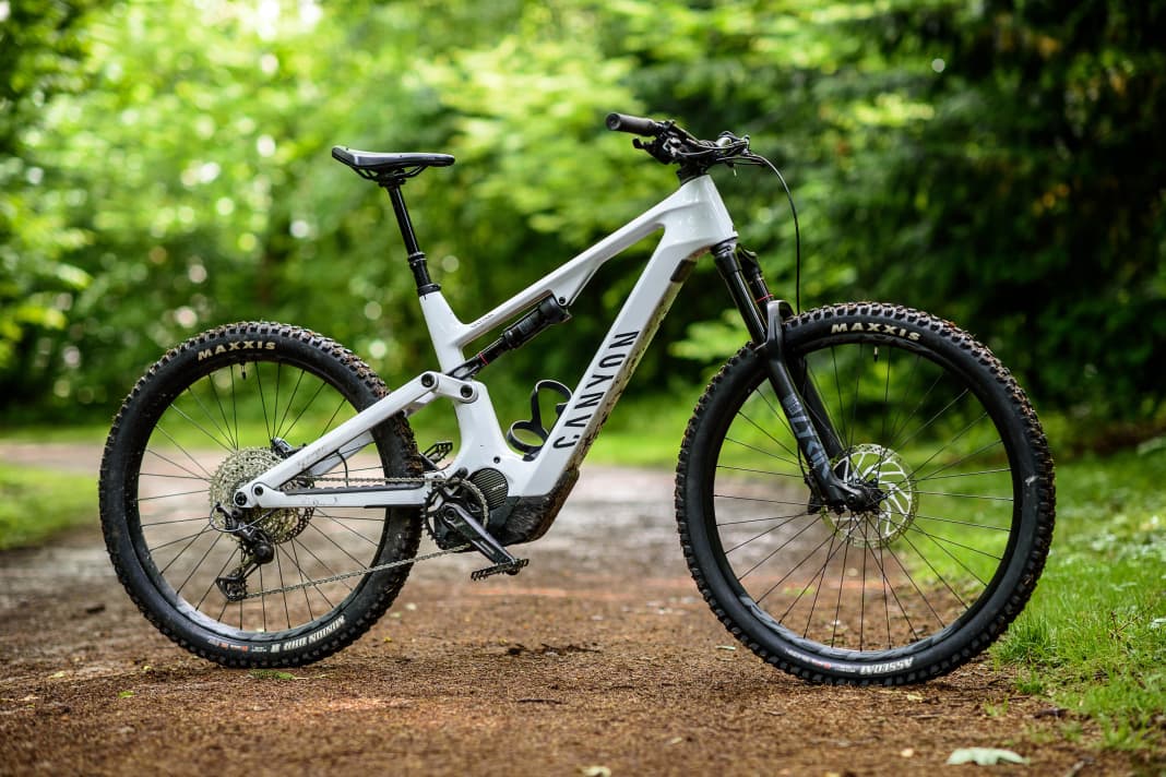 Despite the aggressive price, Canyon has put together a harmonious package for the CF 7. The Deore components are not highlights but are hardly inferior to the more expensive series in terms of functionality. At the front, a Lyrik Select in combination with the powerful Assegai from Maxxis provides excellent guidance. Even without a carbon frame and giant battery, this is not a matter of course in this price range.