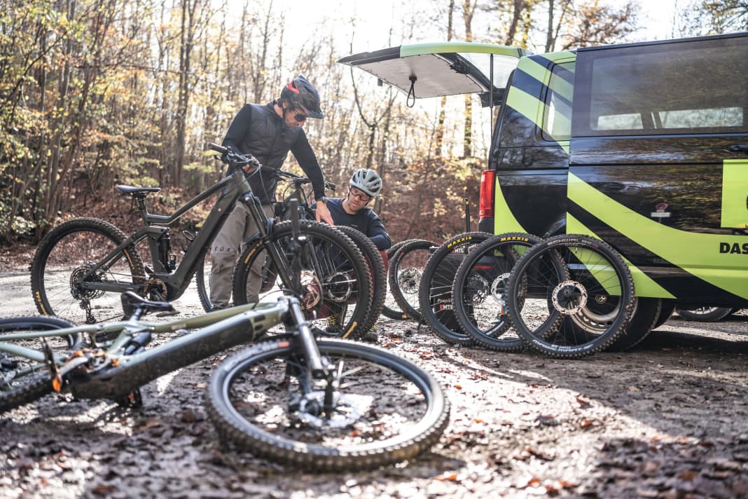 Zentraler Part unseres Praxistests ist ein Back-to-back-Vergleich in definierten Fahrsituationen. Alle Reifen-Kombis sind montiert und können munter durchgewechselt werden.