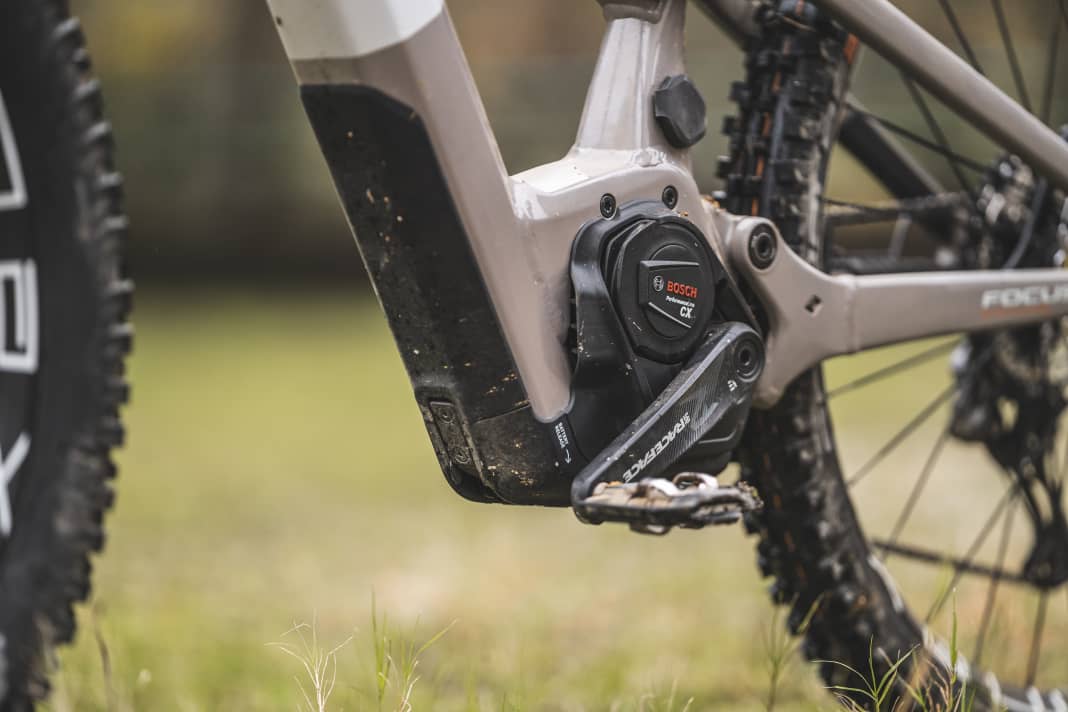 The Bosch motor sits slightly rotated in the bottom bracket area, so the battery still fits in front of it. The ground clearance is not particularly generous due to the low cap made from recycled plastic.