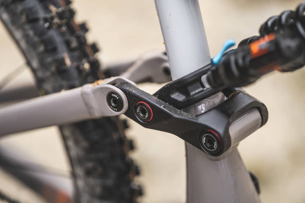 Die neue Kinematik des Focus Sam² setzt auf weniger Teile und spart dadurch Gewicht. Die Lager sind mit einer zusätzlichen Dichtung ausgestattet. Das verbessert die Haltbarkeit.