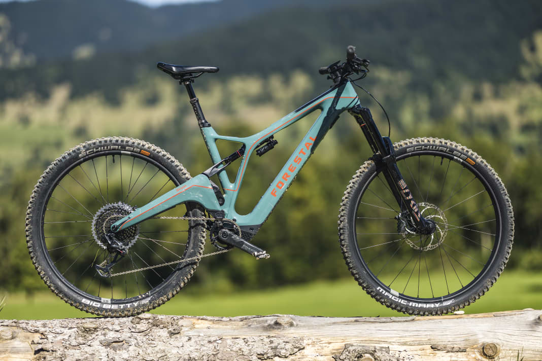 Forestal powers its light e-MTBs with a permanently installed battery with 360 watt hours. Forestal Siryon Halo: 170 mm / 29 inch / 18.8 kg
