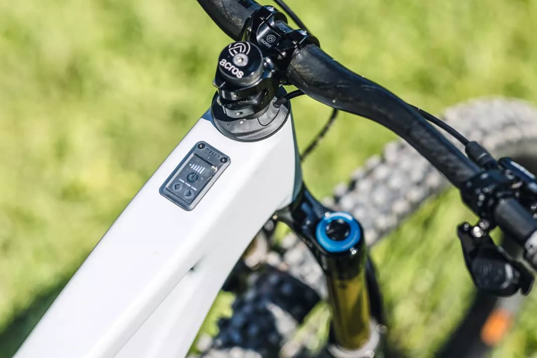 Minimalist: The control panel on the top tube shows the battery status and support level. The button can be used to switch on the system and change between the U-levels. 