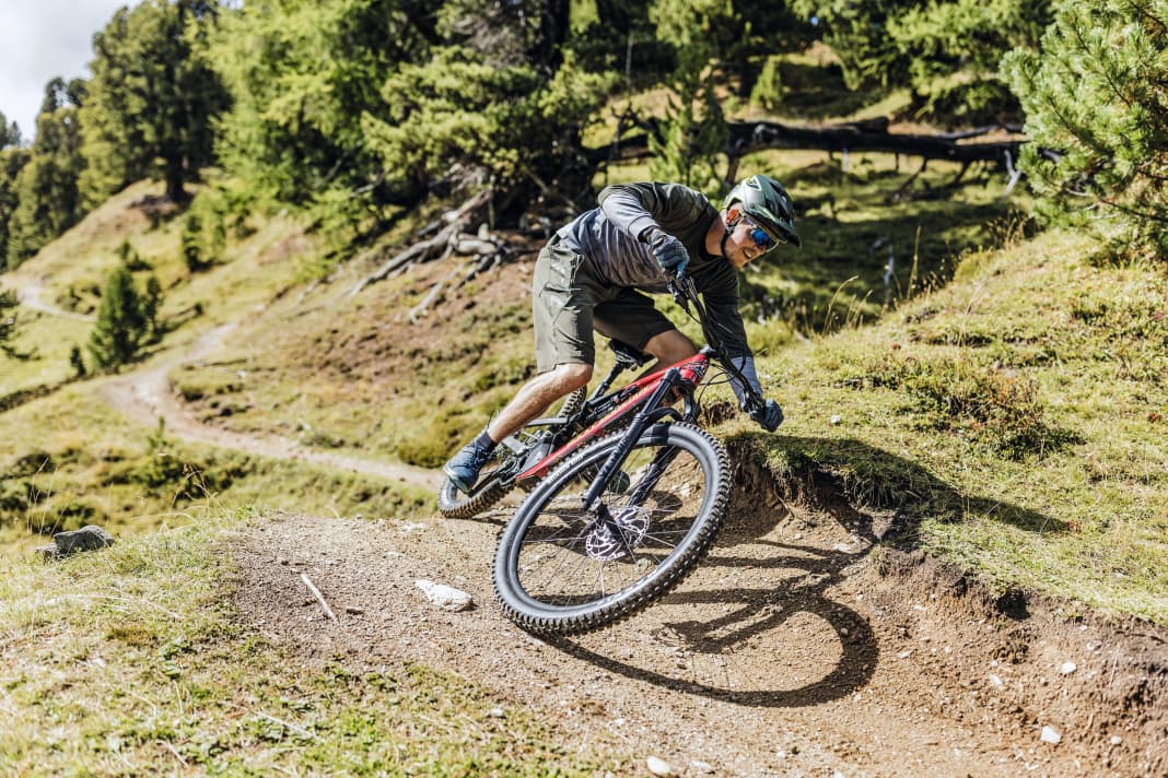 Kurvenfräse: In der Paradedisziplin kann dem Rocky Mountain Instinct Powerplay kaum ein Bike am Markt das Wasser reichen.