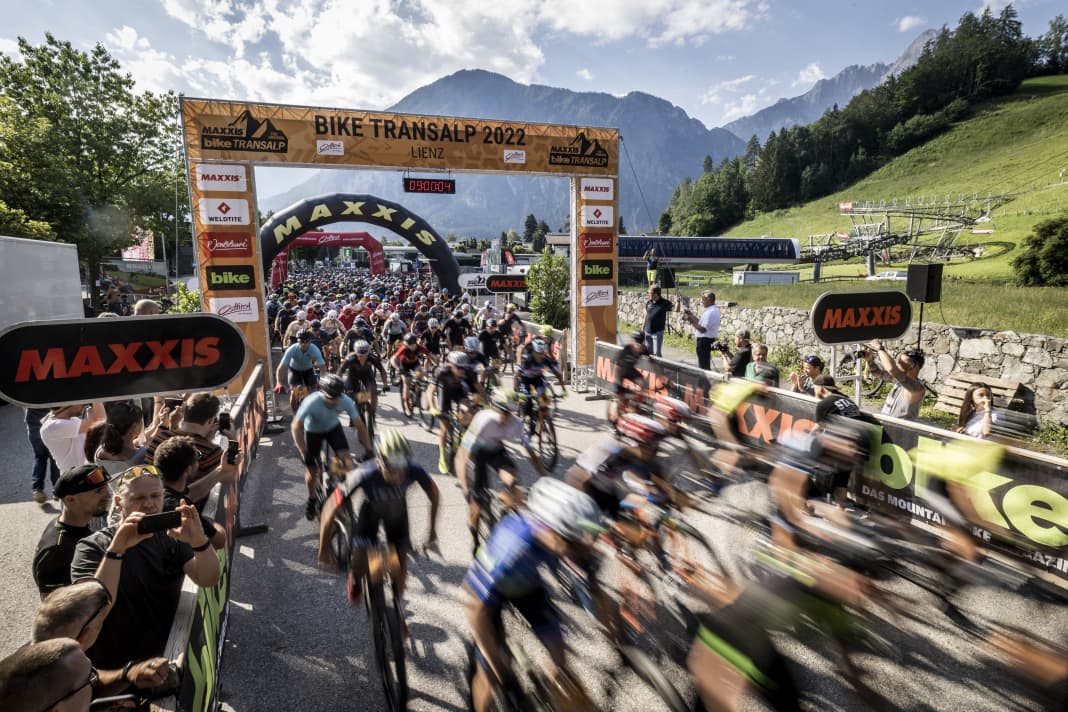 Der Startschuss schickte die knapp 600 Starter ohne viel Federlesen ins Hochgebirge. Lienz in Tirol war 2022 zum ersten Mal Startort der Maxxis BIKE Transalp und bot mit der spektakulären Schleife über den Hausberg einen grandiosen Auftakt