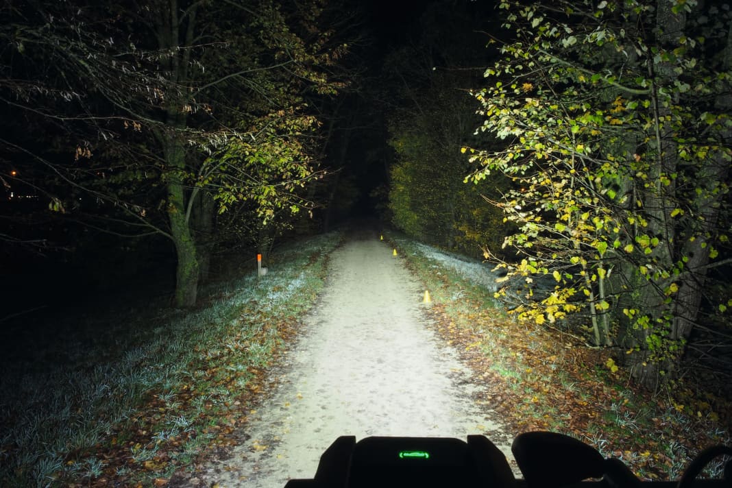 MagicShine Monteer 6500: In Sachen Lichtausbeute steht die Magicshine der Lupine kaum nach. Auch sie leuchtet sehr weit und bildet einen breiten Lichtkegel. Ohne den extrem hellen Spot in der Mitte vor dem Fahrer fällt die Ausleuchtung etwas homogener aus, als bei der Alpha.