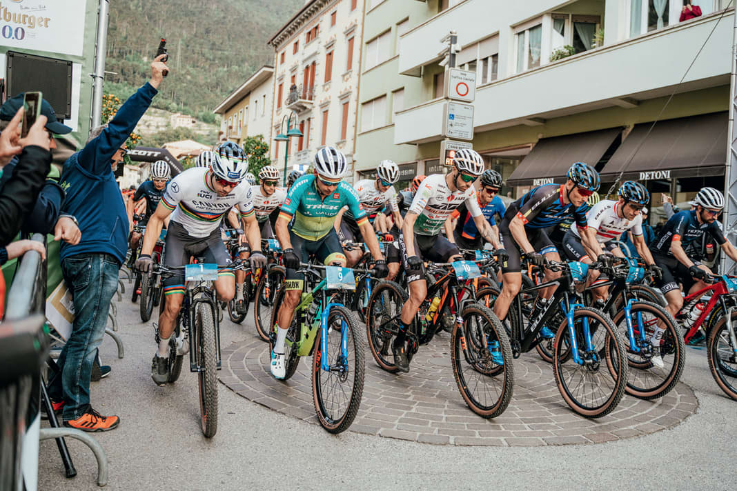 The marathon as part of the BIKE Festival on Lake Garda traditionally opens the long-distance season. Even pros like 2021 world champion Andi Seewald (left) don't miss it.