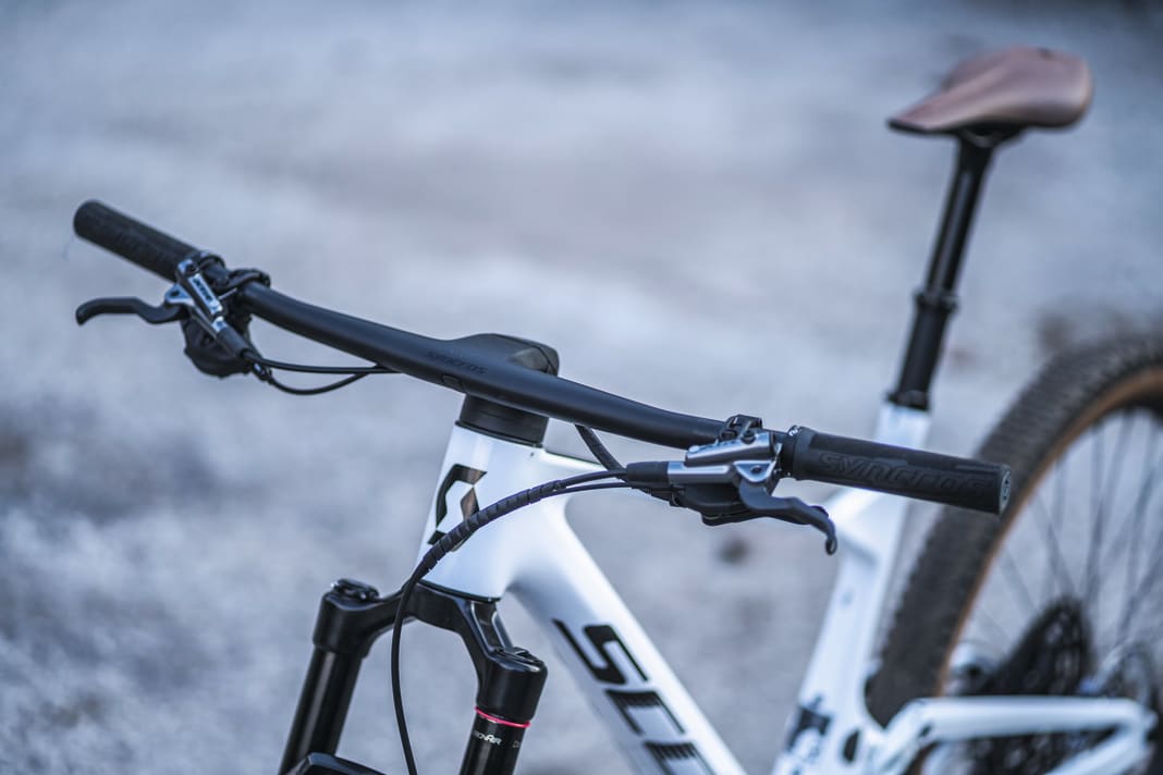 The only downhill drawback: the 730-millimetre narrow handlebars don't really fit into the overall downhill-strong picture.