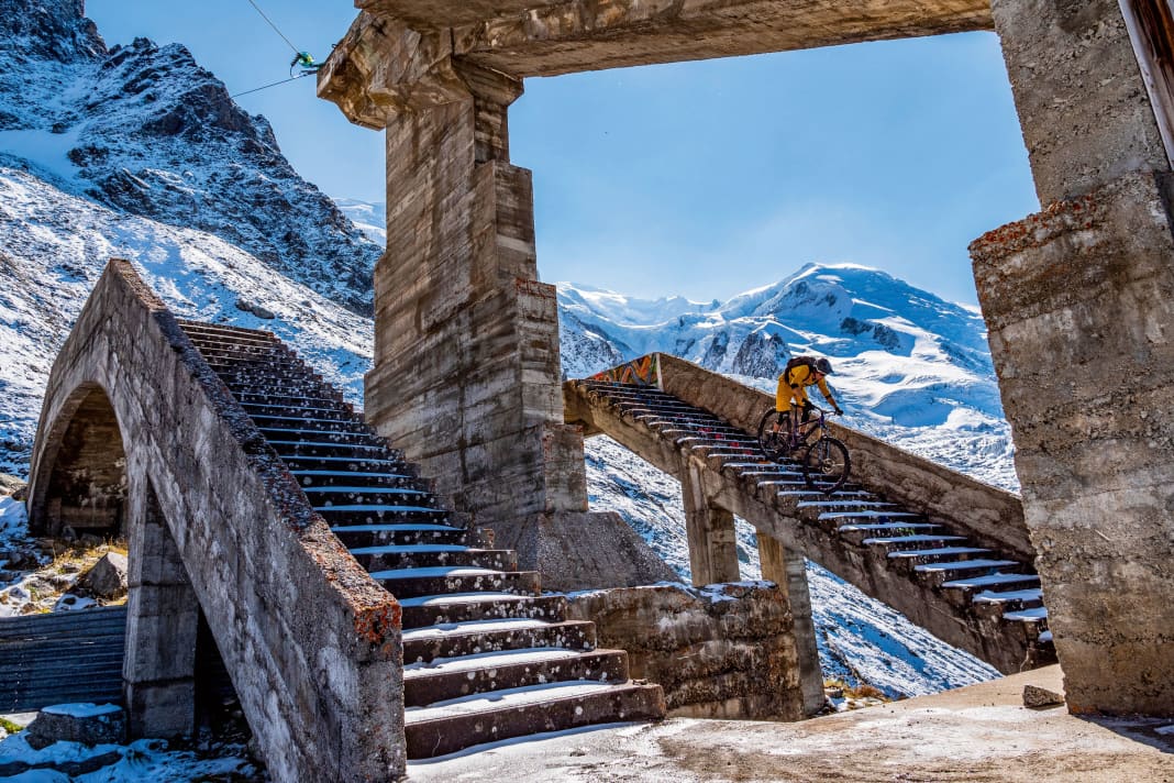 Der einstige Stolz Chamonixs, die vorletzte Berg­station vor dem Gipfel der Aigouille, ist heute eine verlassene Ruine, ein Lost Place in der Bergwelt des Mont Blancs.