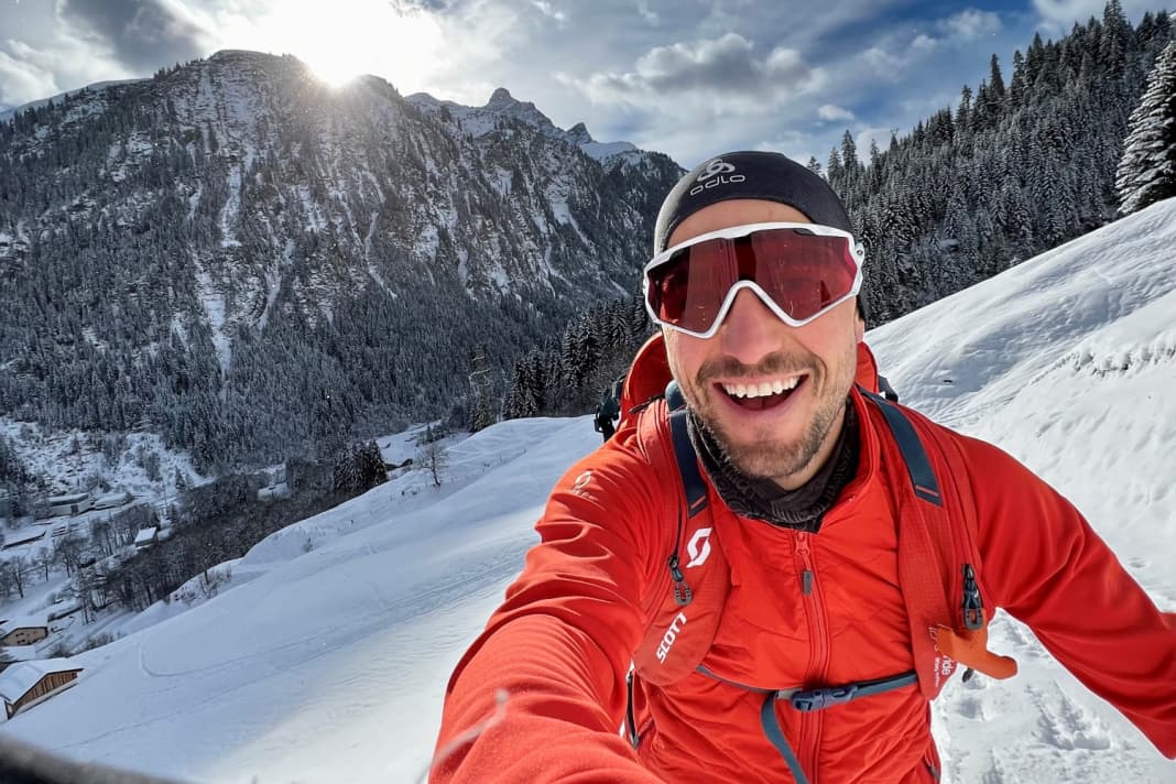 Nino Schurter beim Skitourengehen.