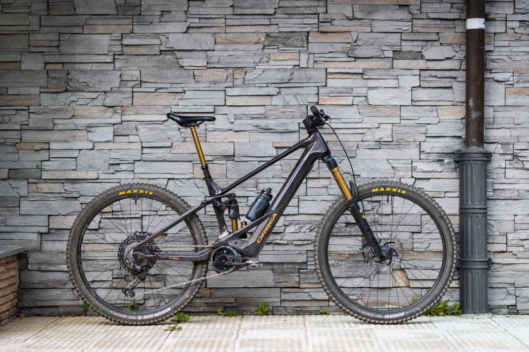 The new Orbea Wild comes with a permanently installed battery. This means that even our test bike with aluminium wheels, downhill tyres and 750 battery weighs just under 23 kilograms.