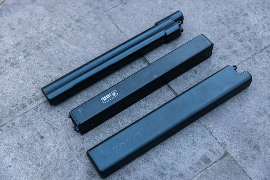 Top left: the new 360 watt-hour battery (1898 grams) in front of the 300 gram heavier old battery. Bottom right: the battery with 540 watt hours (2775 grams).