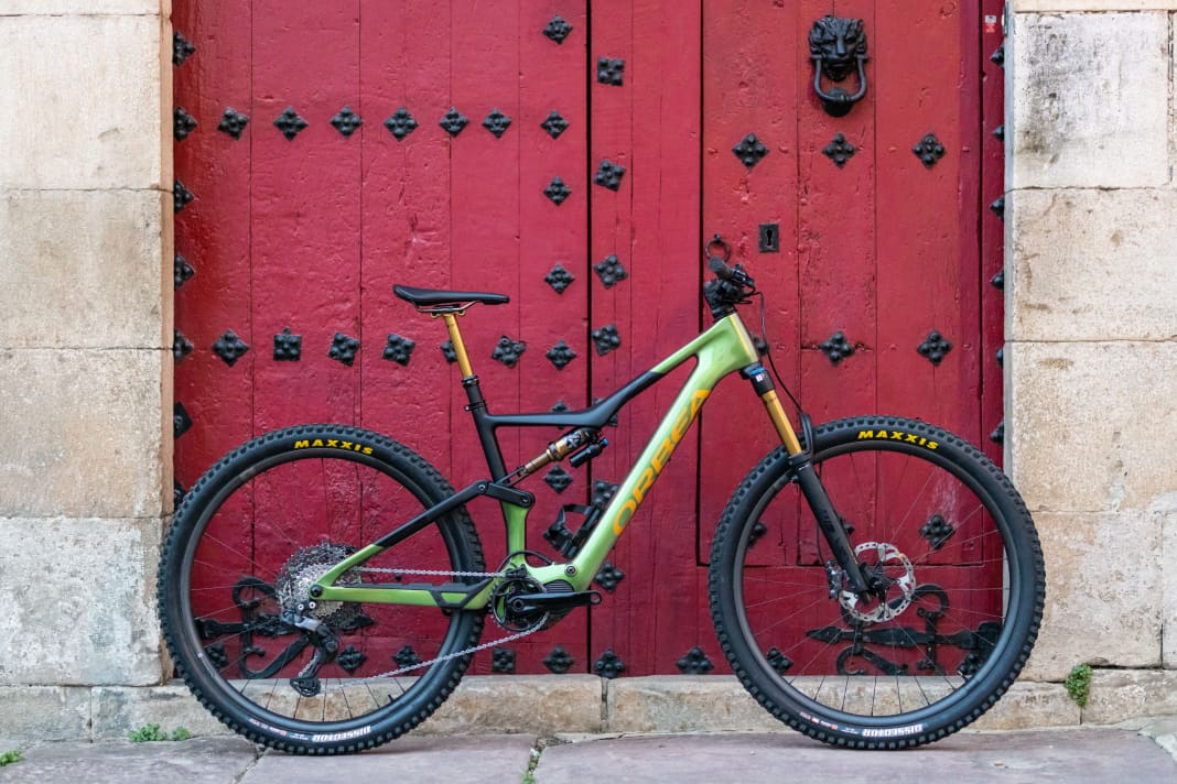 Das neue Orbea Rise in einer Variante auch für schwerere Trails: Längere 150er Gabel, Dämpfer mit Ausgleichsbehälter, Dissector-Reifen.