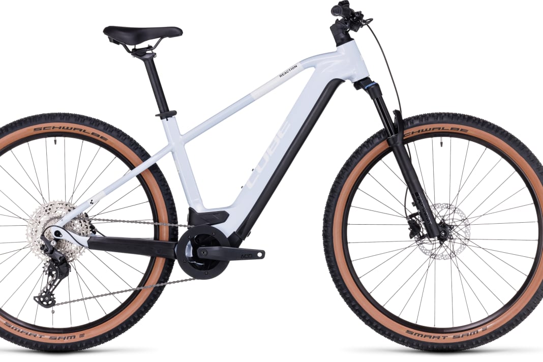 Lieber eine bessere Ausstattung oder edinen größeren Akku? Wer ein begrenztes Budget hat, muss sich entscheiden. Im Cube Reaction Hybrid Pro 500 steckt der kleine Bosch-Akku, dafür bekommt man ein Ausstattungspaket, das auch Ausflüge in seichtes Gelände erlaubt.