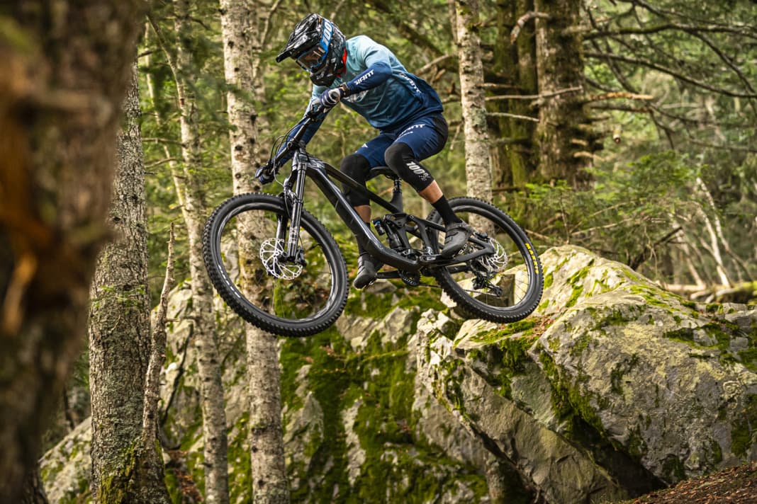 Enduro racer Youn Deniaud lets the new Giant Reign fly through the air.