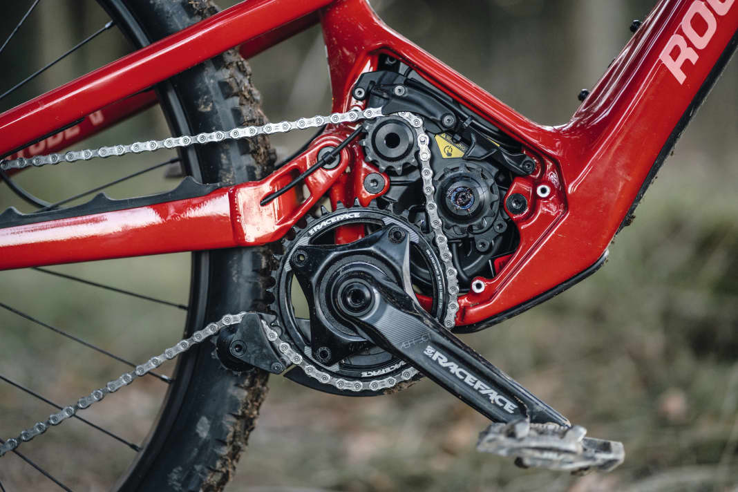 The special basic principle of the Dyname drive remains the same. The motor transmits the power to the chain via a separate cogwheel, so the crank sits on a standard bottom bracket for easy maintenance.