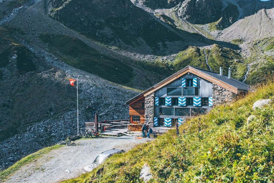 The Tuoi is known as a winter hut. However, e-mountain bikers are also slowly finding their way up here.