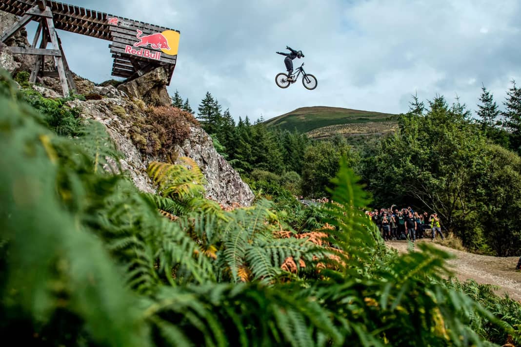 Freerider Vicent "Vinny T" Tupin flies 16 metres over the road gap in the Suicide No Hander. "A crazy feeling," says hardline rookie Andreas Kolb about this stunt. 