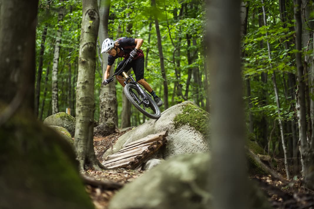 Wenn sich das Streckennetz nicht gerade in Form von flowigen Pfaden um die Ausläufer des Riesengebirges windet, prägen Flusssteine den Charakter der Trails. Verbunden durch liebevoll gezimmerte Holzbrücken oder umgekippte Baumstämme erinnert die ein oder andere Passage an die Bilder von  Trails in British Columbia.