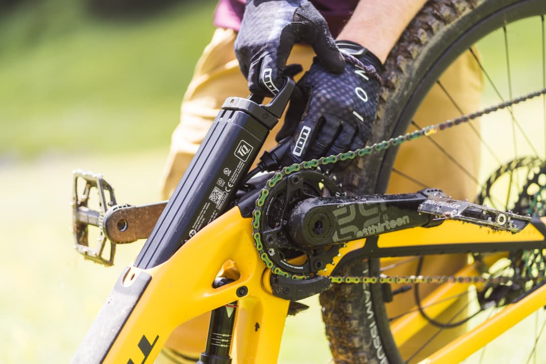 The battery can be pulled downwards out of the closed down tube. As the battery is quite short and light, you don't necessarily have to turn the bike upside down to do this.