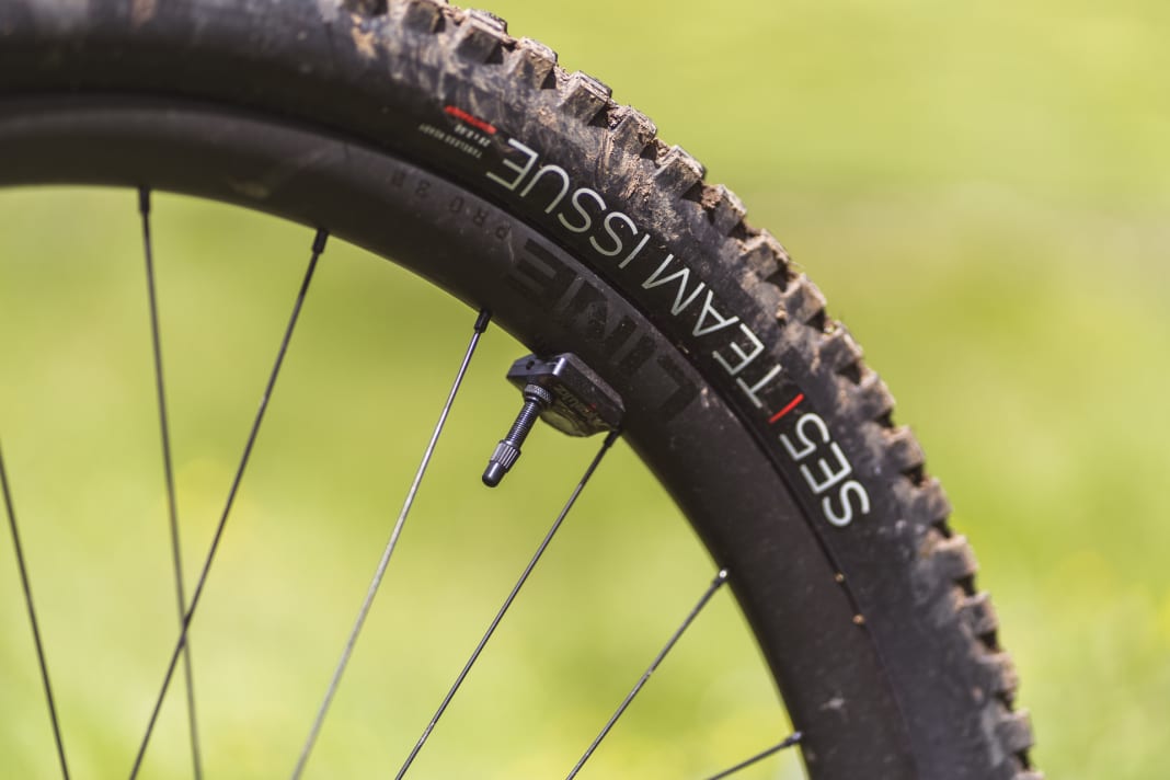 An den edlen Bontrager-Carbon-Laufrädern sitzen die teuren TyreWhizz Luftdruckdetektoren. Eine LED zeigt an, ob der gewählte Reifendruck noch im Tubeless-Reifen steckt.