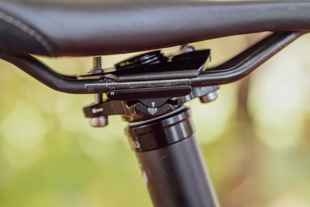 The Wolf Tooth Resolve dropper post is clamped in the classic way using two bolts.