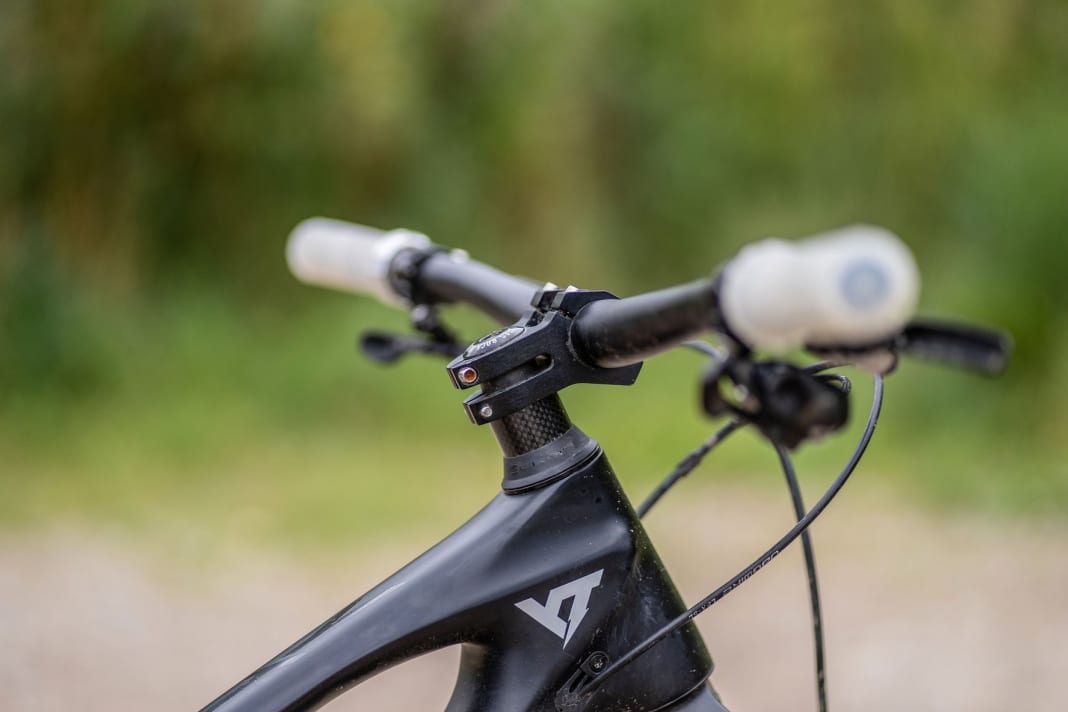  Mit einem kurzen, breiten  Cockpit steuert sich das Izzo bergab noch präziser. Das hat auch YT erkannt und stattet das Trailbike nun ab Werk entsprechend aus.
