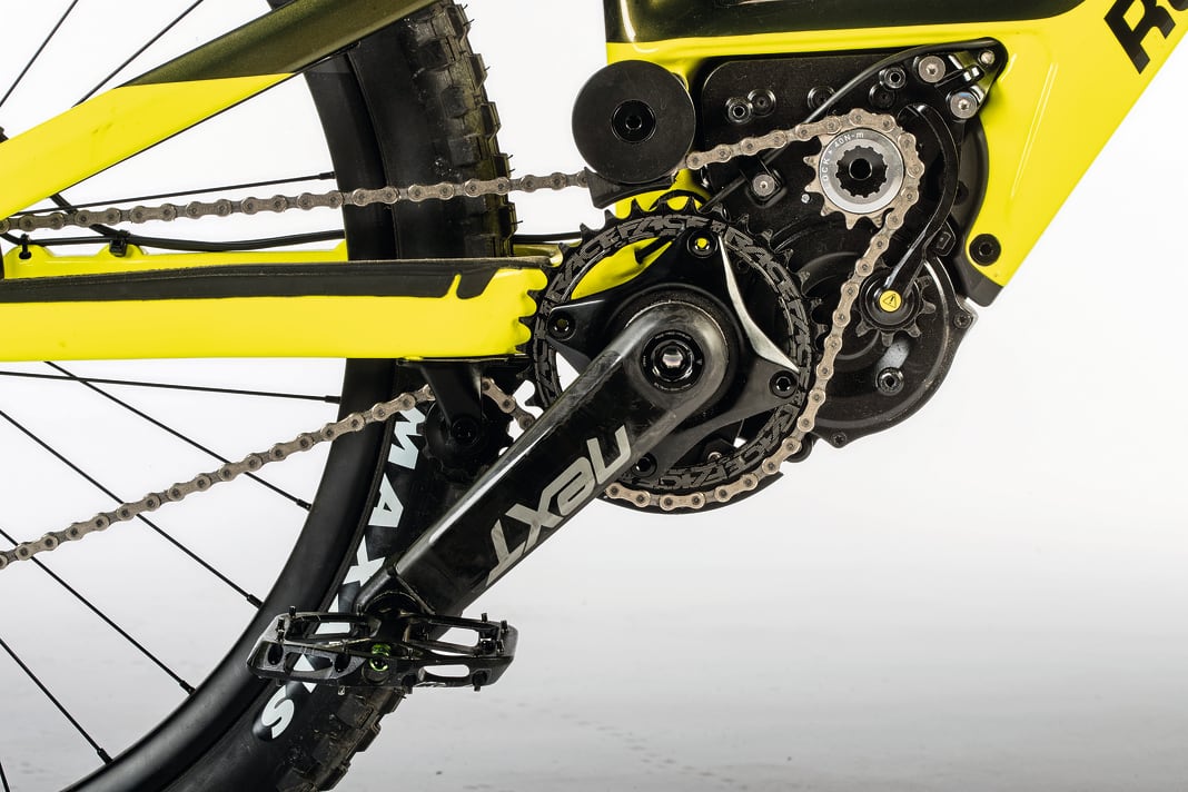 Unusual design: A completely new system was concealed behind the engine cover. The engine was decentralised and the chain was deflected via a drive sprocket.