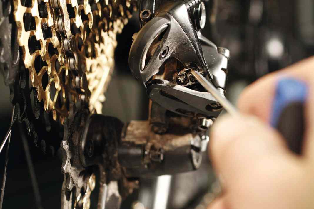 Shifting like the pros: We show you the 7 most common mistakes when setting up your rear derailleur and the best ways to avoid them.