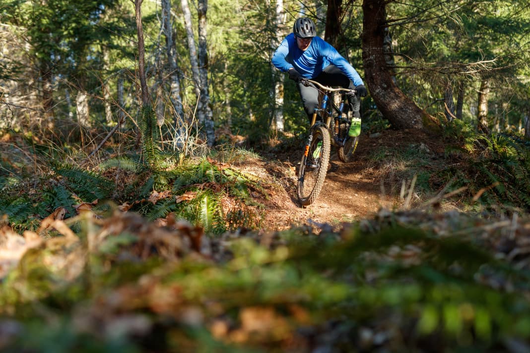 Bryn Atkinson styled auf seine einzigartige Weise durch die Trails.