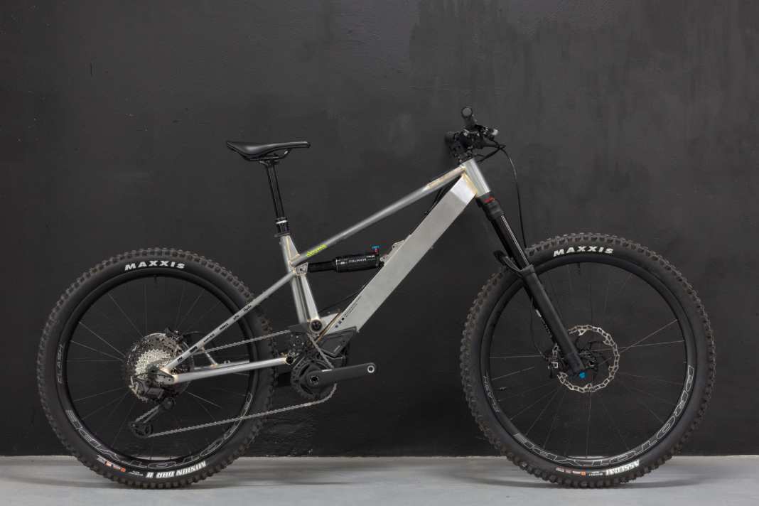 Simple steel frame, new power motor: the Abums E-001 aims to combine tradition and modernity.