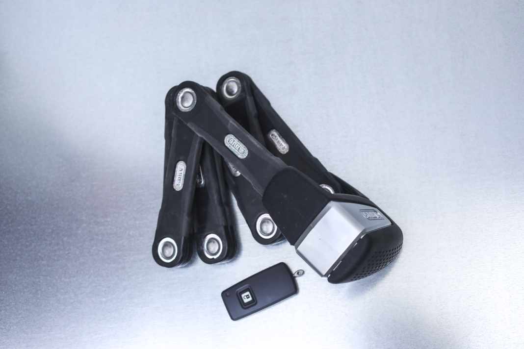 Das Abus Bordo One 6500A gibt es optional mit separater Fernbedienung. Eine sinnvolle Option für den Fall, dass das Handy mal streikt.