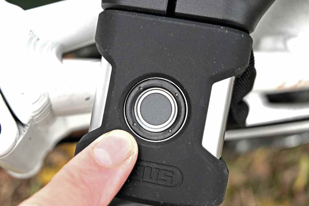 Das Abus Yardo 7807F Fingerprint-Schloss lässt sich mit dem eigenen Fingerabdruck öffnen.