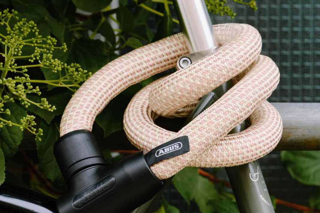 Avec le nouveau Yarnit, l'expert en sécurité Abus a développé un nouvel antivol pour vélo avec une enveloppe textile chic.