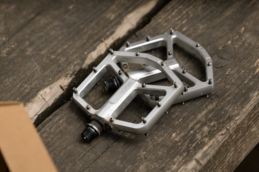 Stylish pair: The minimalist design of the Acros Flat Pedal is impressive.