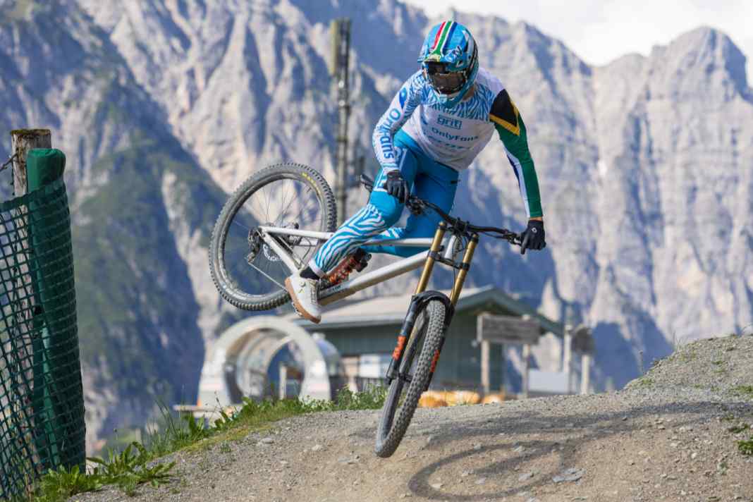 Whip it! Stefan Garlicki schiebt das Yalla-Heck zur Seite. Auf den Parkstrecken machte das Yalla viel Spaß, auf der DH-Abfahrt zog es uns die Power aus den Muskeln.