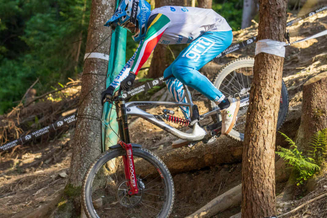 Through hell: The downhill champion from South Africa, Stefan Garlicki, manoeuvres the Alutech Sennes through "Vali's hell" on the World Cup course in Leogang. Here still with too soft a shock spring.
