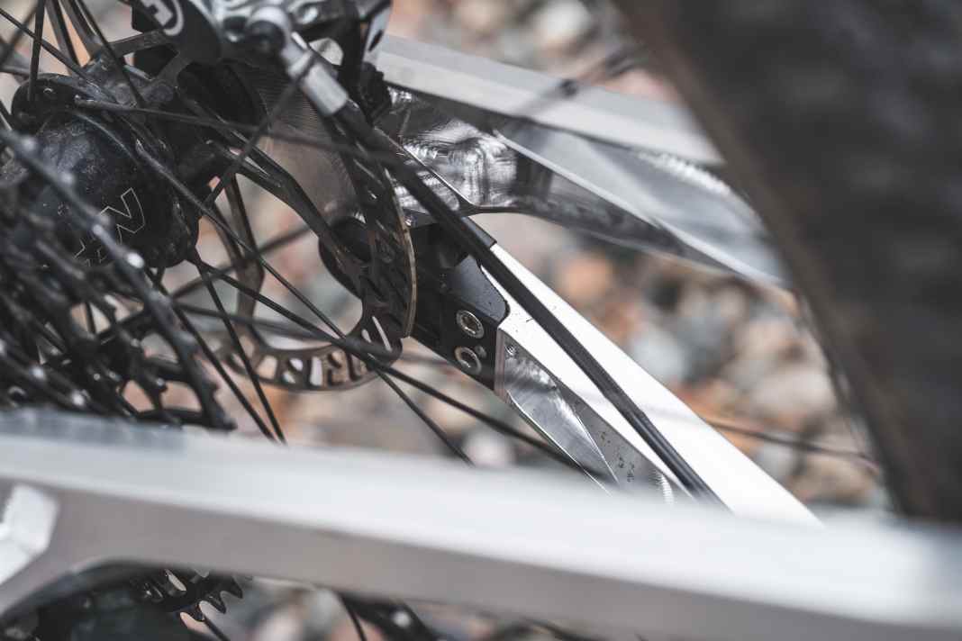 The dropouts in the chainstays are bolted and can be replaced. If you want to ride the i-Train with a small 27.5-inch rear wheel, you only need to fit a shorter pair of dropouts (-10 millimetres).