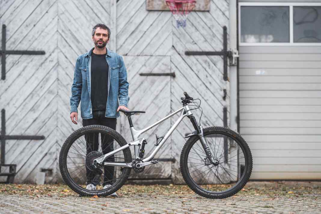 Simon Metzner is the founder of the Actofive brand, the mastermind behind the CNC-milled mountain bikes from Dresden. Here you can see him with his latest creation: the Actofive I-Train trail bike.