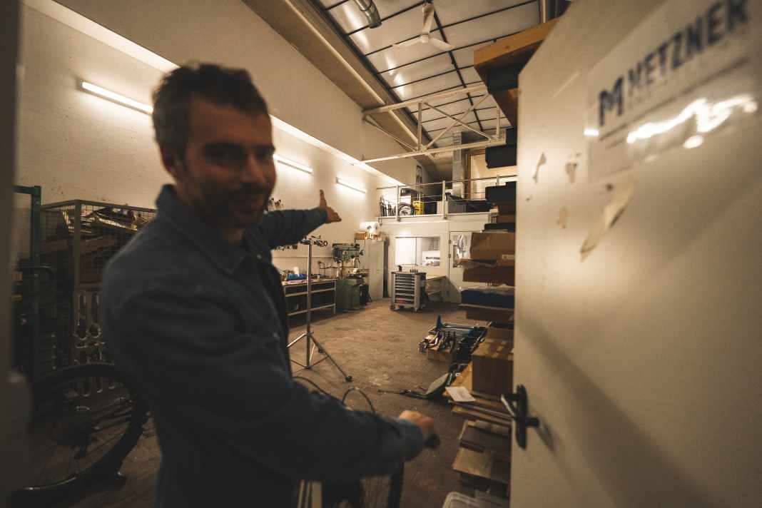 One-man-show: From development to production to marketing - the jack-of-all-trades Simon Metzner manages all the tasks relating to his Actofive brand on his own.  He does the lion's share of his work in a 130 square metre hall with an office in an industrial park in Dresden.