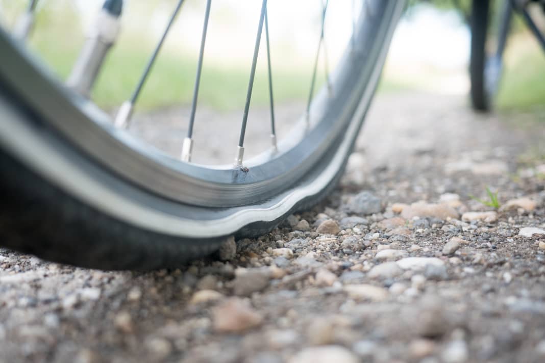Keiner macht es gerne, aber fast jeder hat das Problem mal: den platten Reifen. Gerade weil es heute nicht mehr so häufig vorkommt, haben viele es nicht mehr "drauf". Wichtig ist, beim Plattenflicken wie beim Reifenaufziehen: genau arbeiten. Mit unserer Anleitung klappt’s.