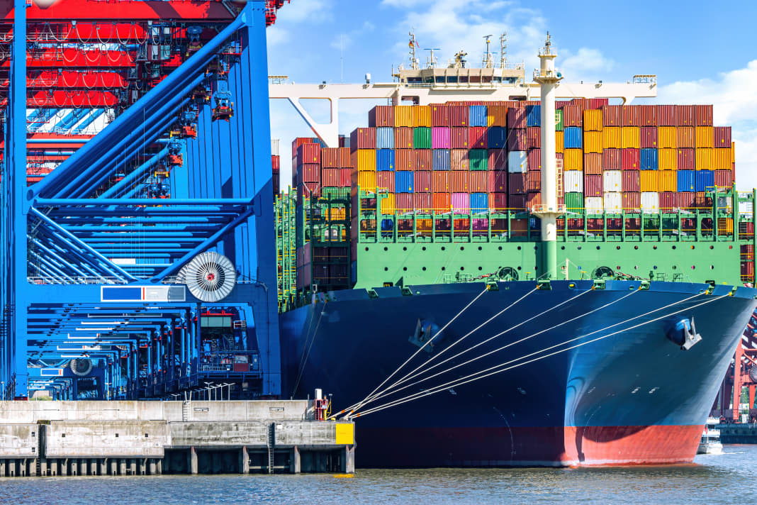 Wenn das Rote Meer nicht mehr sicher ist, bleiben die Container entweder im Hafen, oder sie müssen einen längeren Weg von Asien nach Europa nehmen...